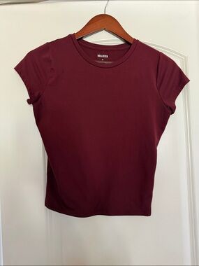 Hollister Women's Maroon Short Sleeve Crewneck Tee